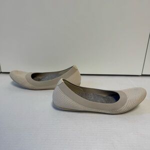 Allbirds Sustainable Footwear Women’s Tree Breezer Flats in Light Khaki. Size 8.